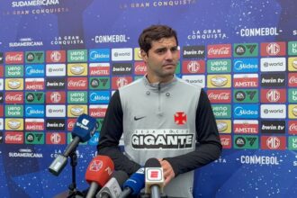 Santiago Sosa destaca apoio da torcida do Vasco em Buenos Aires antes de duelo na Bombonera