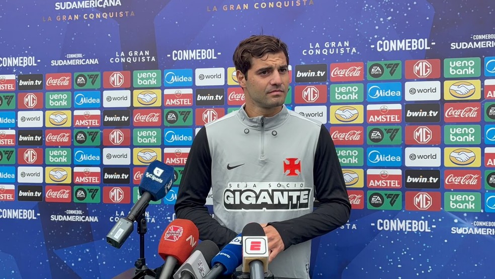 Santiago Sosa destaca apoio da torcida do Vasco em Buenos Aires antes de duelo na Bombonera