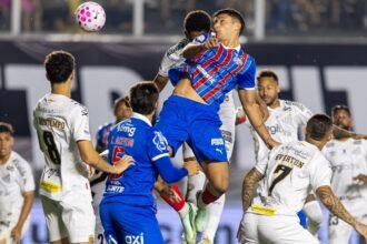 Santos e Bahia empatam em jogo movimentado com chuva e gol no fim