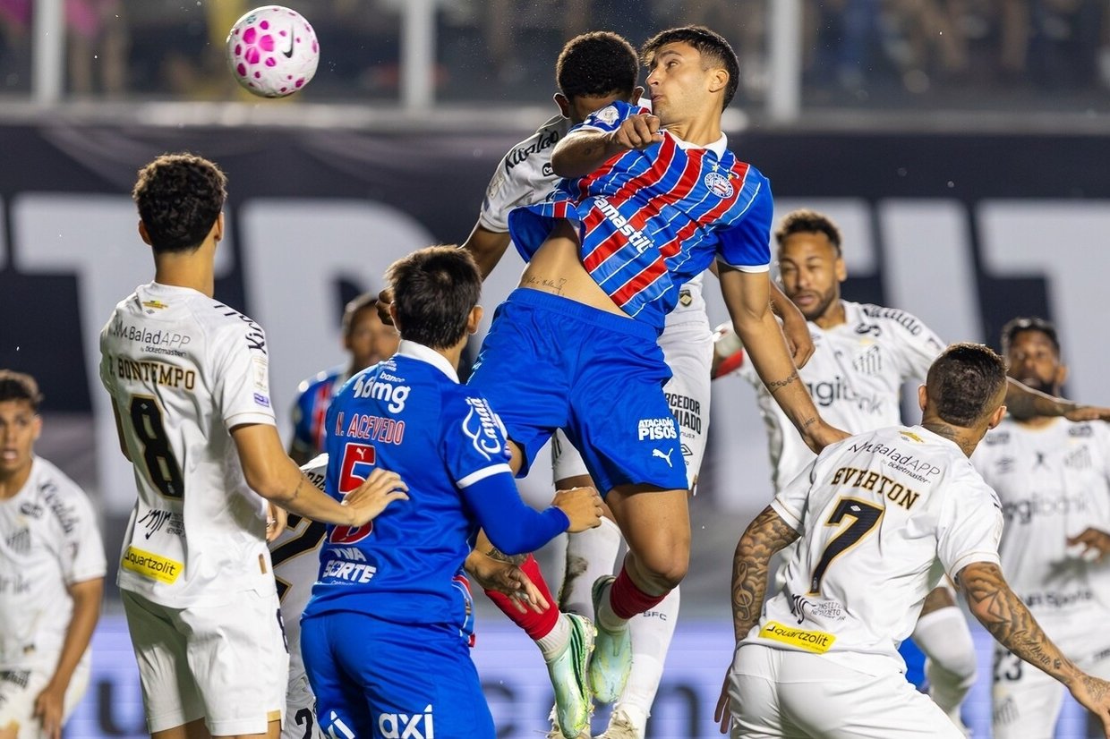 Santos e Bahia empatam em jogo movimentado com chuva e gol no fim