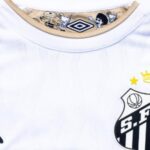 Santos lança camisa exclusiva de R$ 1.091 em homenagem aos gols de Pelé
