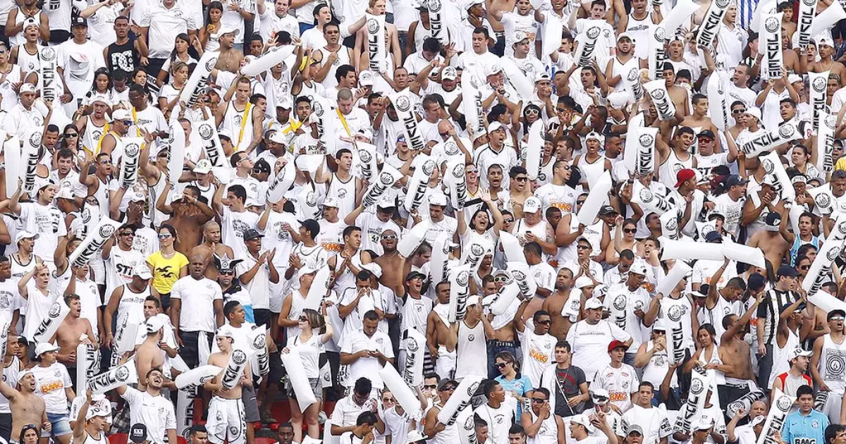 Santos prepara mosaico inédito com celulares na Vila Belmiro