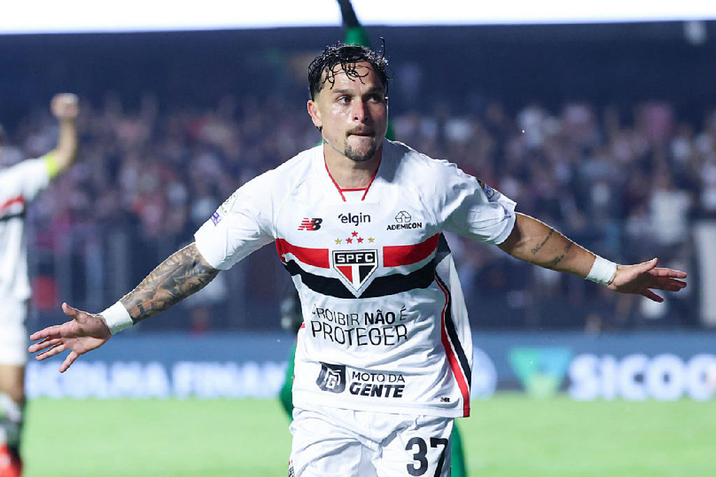 São Paulo supera rebaixamento e mira parte superior da tabela no campeonato nacional