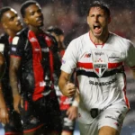 São Paulo supera Vitória no Morumbis e ganha fôlego na tabela do Brasileirão