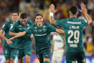 Savarino brilha com hat-trick e Fluminense retorna ao G4 do Brasileiro