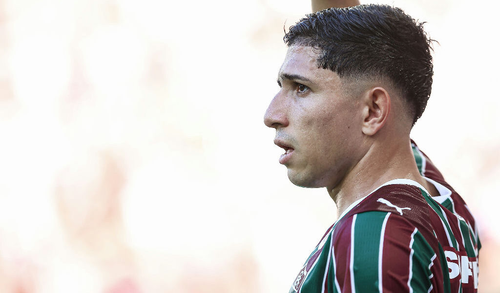 Savarino reforça críticas do Fluminense à arbitragem após clássico contra o Flamengo