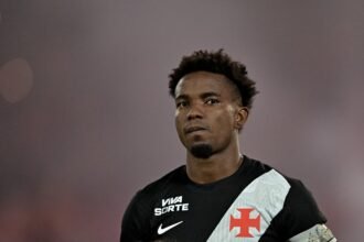 Sequência de dez partidas no Vasco gera desgaste físico e queda de rendimento em Thiago Mendes