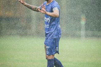 Souza retorna aos gramados como treinador e lidera vitória do FC Rio de Janeiro