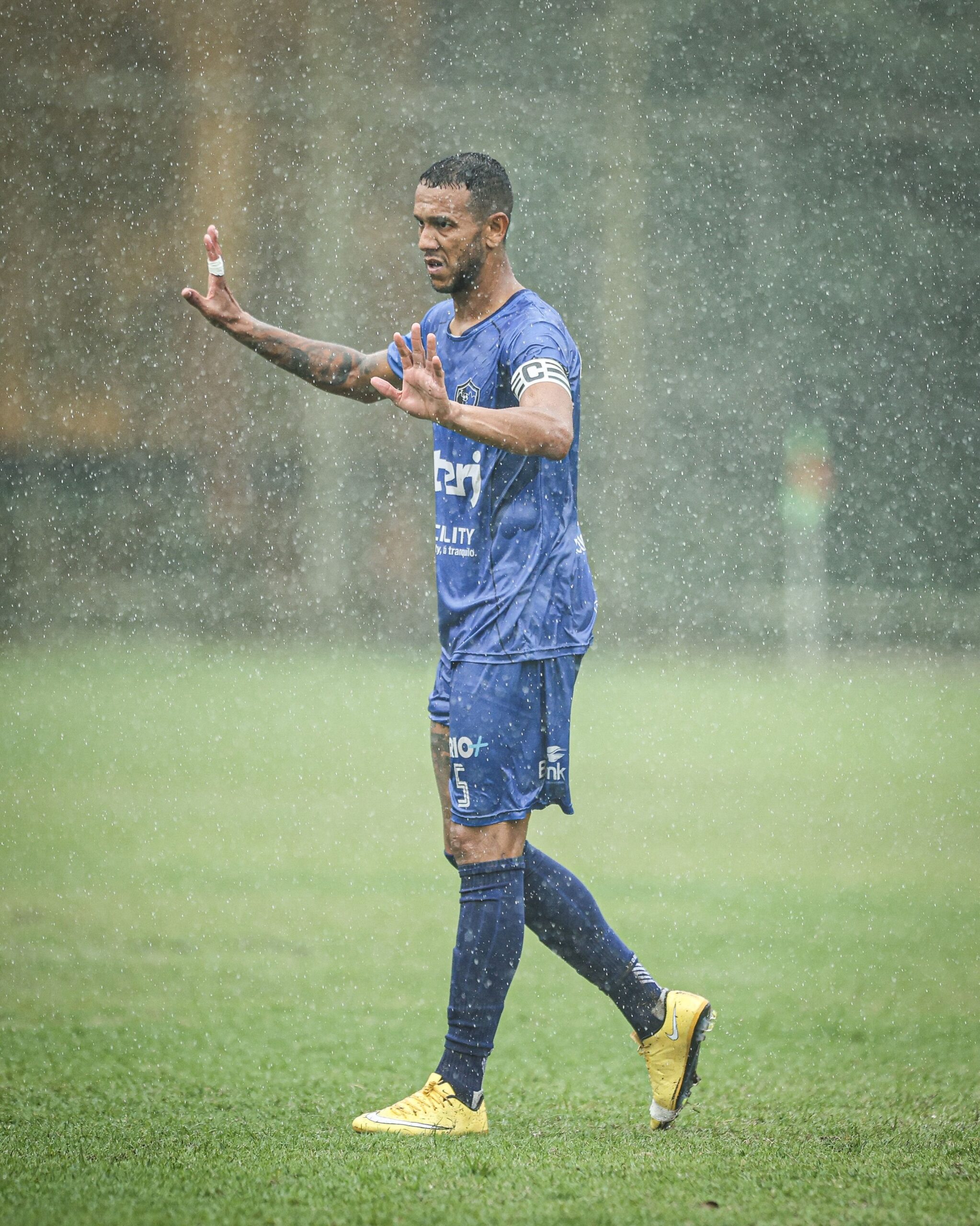 Souza retorna aos gramados como treinador e lidera vitória do FC Rio de Janeiro