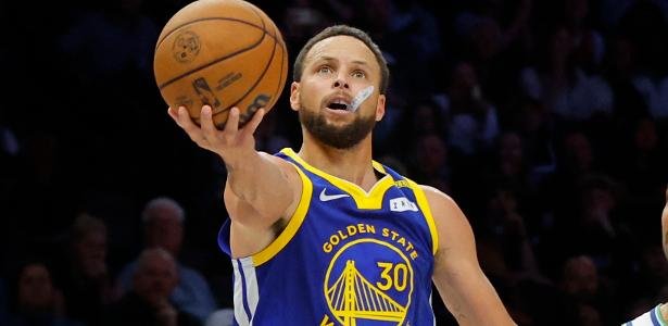 Stephen Curry brilha com 44 pontos e comanda vitória dos Warriors sobre o Timberwolves
