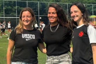 Técnica da Seleção Brasileira Sub-20 visita treinos do futebol feminino do Vasco