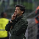 Técnico do Palmeiras Abel Ferreira cobra regras europeias para gramados após empate contra o Santos