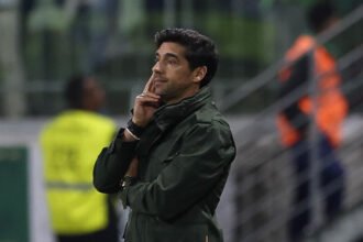 Técnico do Palmeiras Abel Ferreira cobra regras europeias para gramados após empate contra o Santos