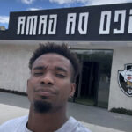 Thiago Mendes visita CT do Vasco e compartilha mensagem sobre trabalho e conquista