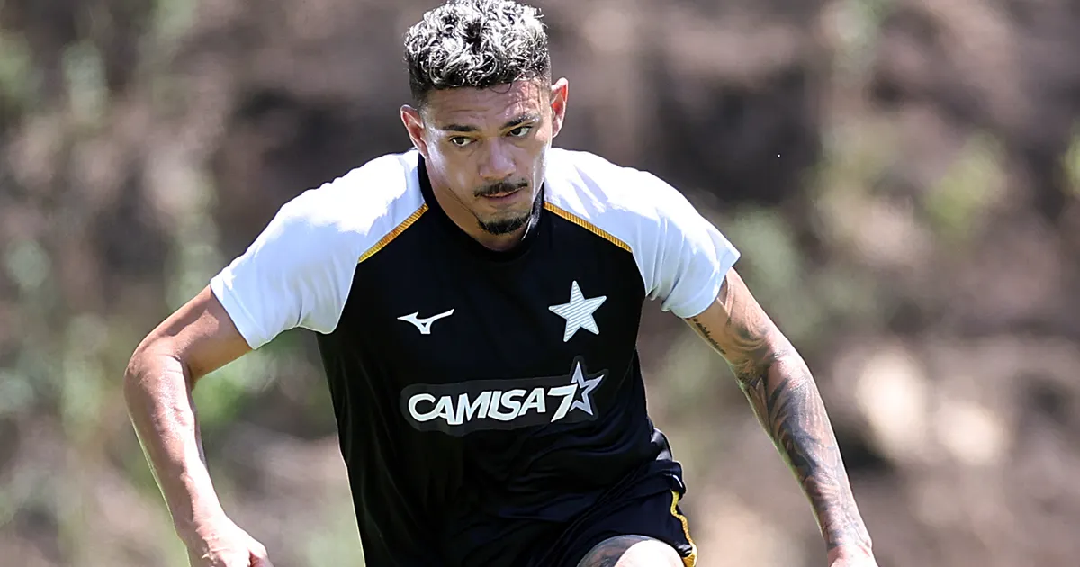 Tiquinho Soares assume titularidade no ataque do Botafogo contra o Coritiba