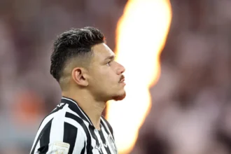 Tiquinho Soares faz história e assume topo de artilharia do botafogo