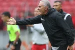 Tite aponta fase de reestruturação do Botafogo após revés no sul