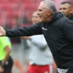 Tite aponta fase de reestruturação do Botafogo após revés no sul