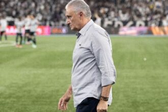 Tite é expulso após invadir gramado em gol anulado do Botafogo