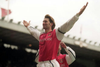 Tony Adams celebra 60 anos como lenda absoluta do Arsenal