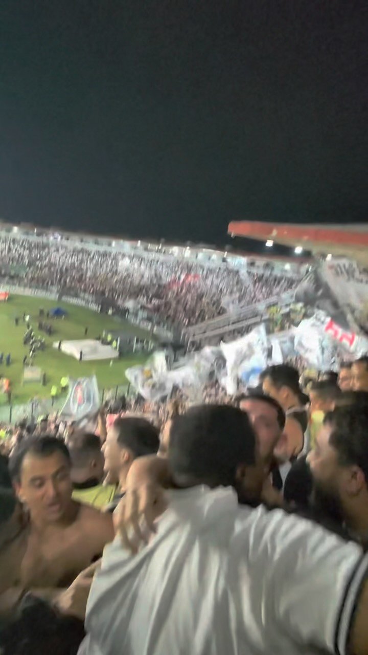 Torcedor conhecido como Homem Piruca registra gol da virada do Vasco sobre o Corinthians na Vascâmera