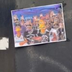 Torcedores do Vasco colam adesivos provocativos para rival em São Januário