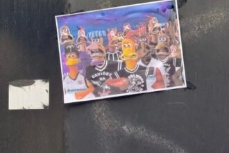 Torcedores do Vasco colam adesivos provocativos para rival em São Januário