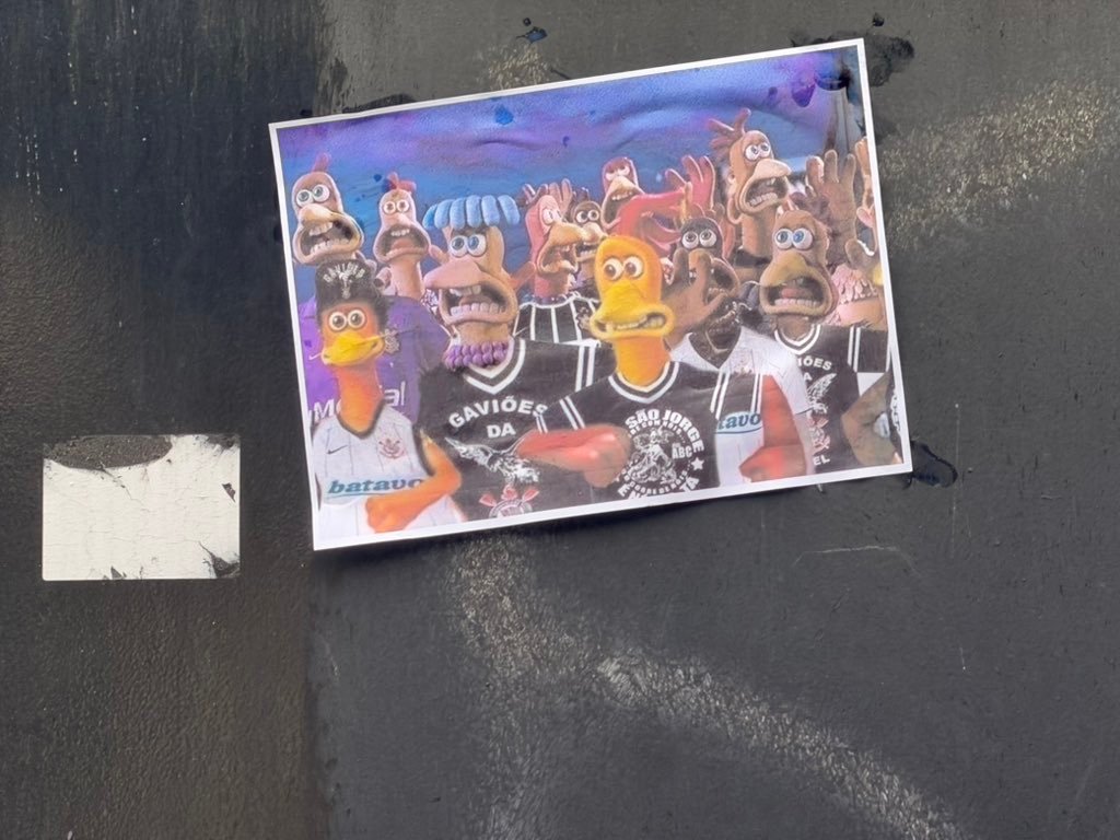 Torcedores do Vasco colam adesivos provocativos para rival em São Januário