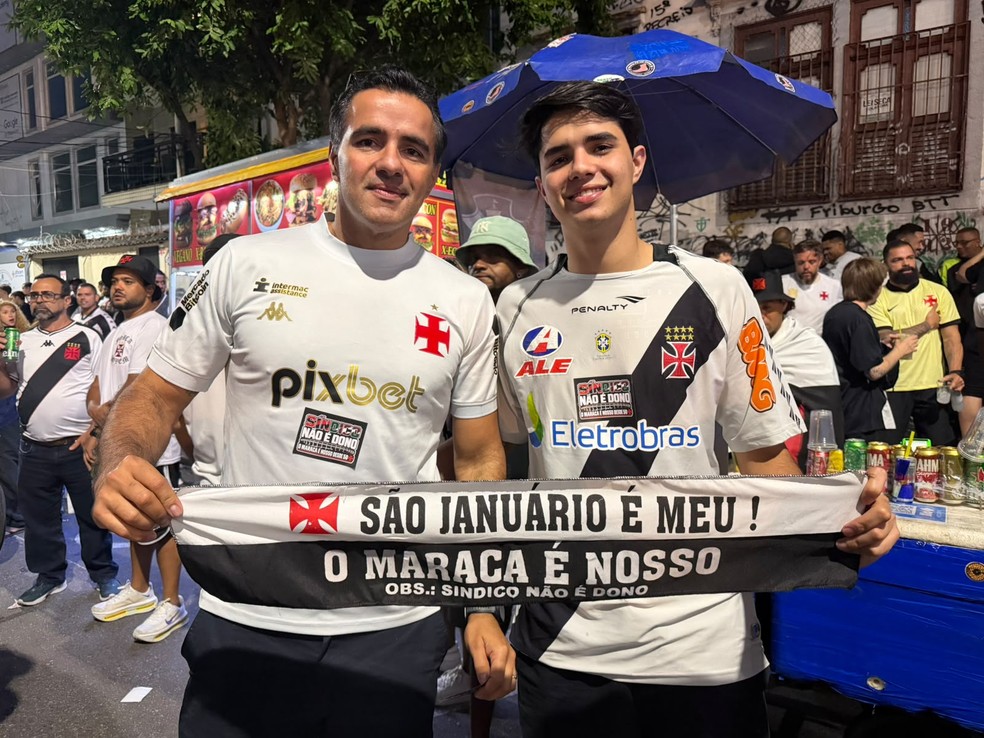 Torcedores do Vasco provocam rivais no Maracanã e celebram retorno ao estádio