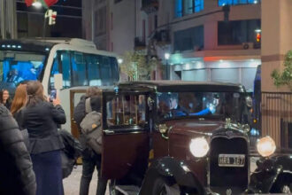 Torcedores do Vasco surpreendem noiva em frente a hotel na Argentina