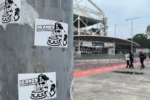 Torcida do Botafogo estampa provocações ao Vasco nos arredores do Nilton Santos