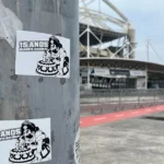 Torcida do Botafogo estampa provocações ao Vasco nos arredores do Nilton Santos