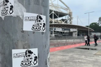 Torcida do Botafogo estampa provocações ao Vasco nos arredores do Nilton Santos