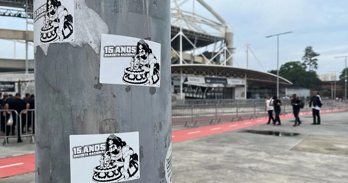 Torcida do Botafogo estampa provocações ao Vasco nos arredores do Nilton Santos