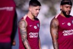 Torcida do corinthians derruba marcelo paz e mira permanência de memphis e garro