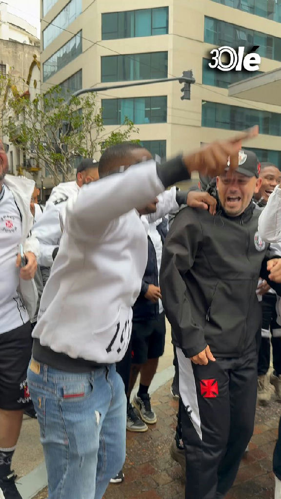Torcida do Vasco agita as ruas de Buenos Aires antes de decisão na Copa Sul-americana