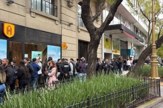 Torcida do Vasco enfrenta longas filas em Buenos Aires antes de duelo na Bombonera