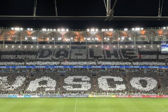 Torcida do Vasco impressiona com mosaico monumental no Maracanã