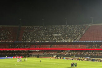 Torcida do vasco marca presença em peso no setor visitante do estádio