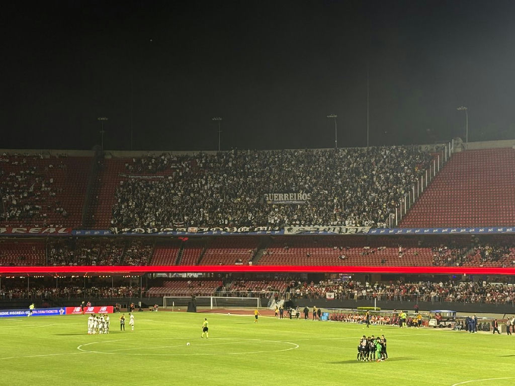 Torcida do vasco marca presença em peso no setor visitante do estádio