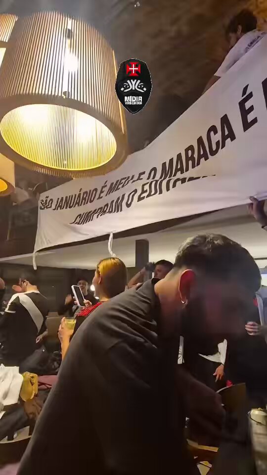 Torcida do Vasco mobiliza Buenos Aires com protesto por São Januário e Maracanã