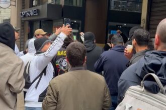 Torcida do Vasco mobiliza Buenos Aires em busca de ingressos para partida decisiva