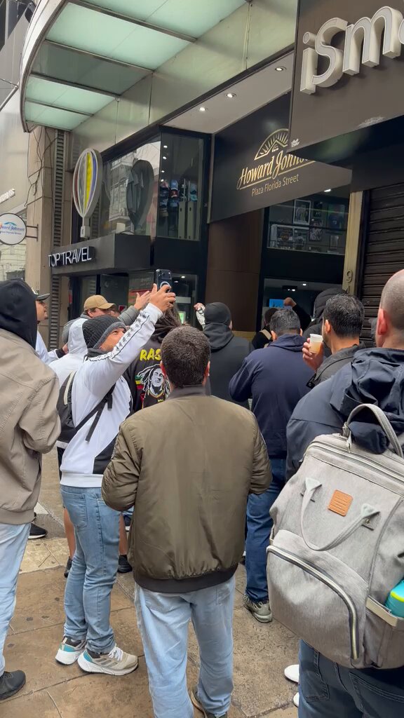 Torcida do Vasco mobiliza Buenos Aires em busca de ingressos para partida decisiva