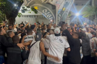 Torcida do Vasco promove mobilização intensa na Sede da Lagoa