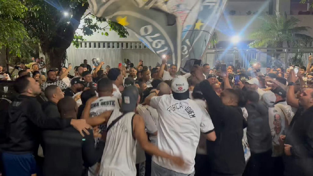 Torcida do Vasco promove mobilização intensa na Sede da Lagoa