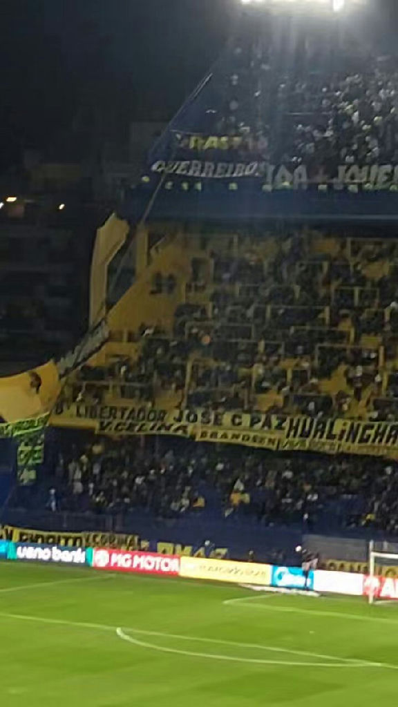 Torcida do Vasco protagoniza espetáculo nas arquibancadas da Bombonera