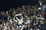 Torcida do Vasco realiza foguetório histórico em frente a hotel no Rio