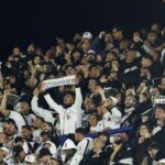 Torcida do Vasco realiza foguetório histórico em frente a hotel no Rio