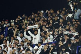Torcida do Vasco realiza foguetório histórico em frente a hotel no Rio