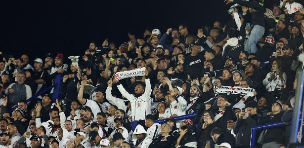 Torcida do Vasco realiza foguetório histórico em frente a hotel no Rio